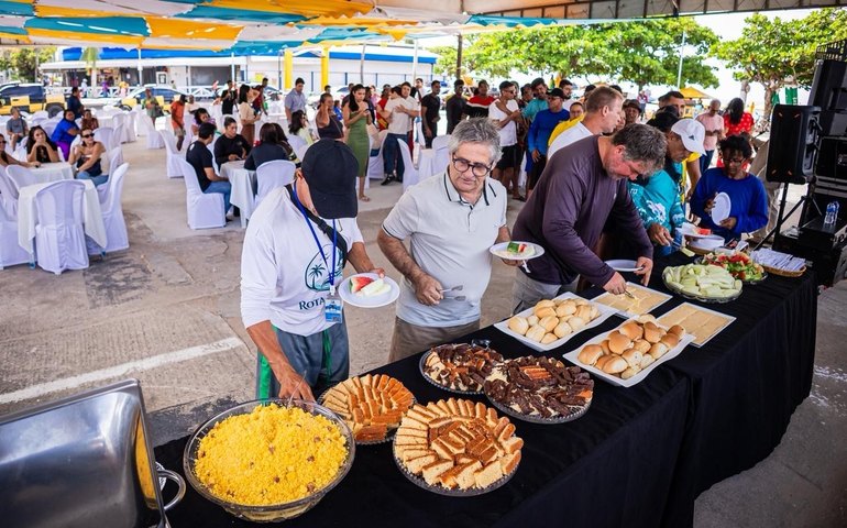 Prefeitura de Maceió homenageia ambulantes com café da manhã no Dia do Trabalhador