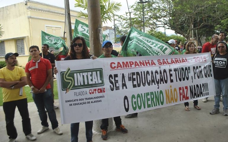 Professores da rede estadual realizam protesto no centro de Arapiraca