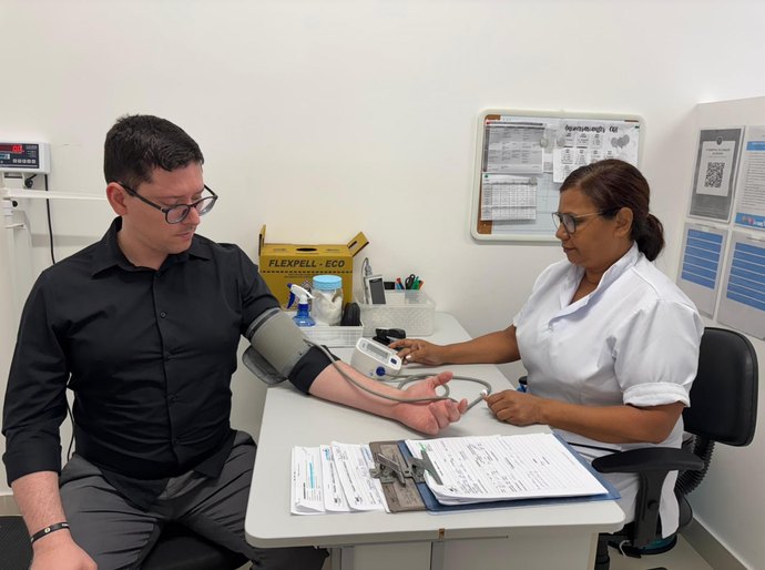 Sabe quando a pressão sobe assim que você chega ao consultório? Entenda o que é a Síndrome do Jaleco Branco