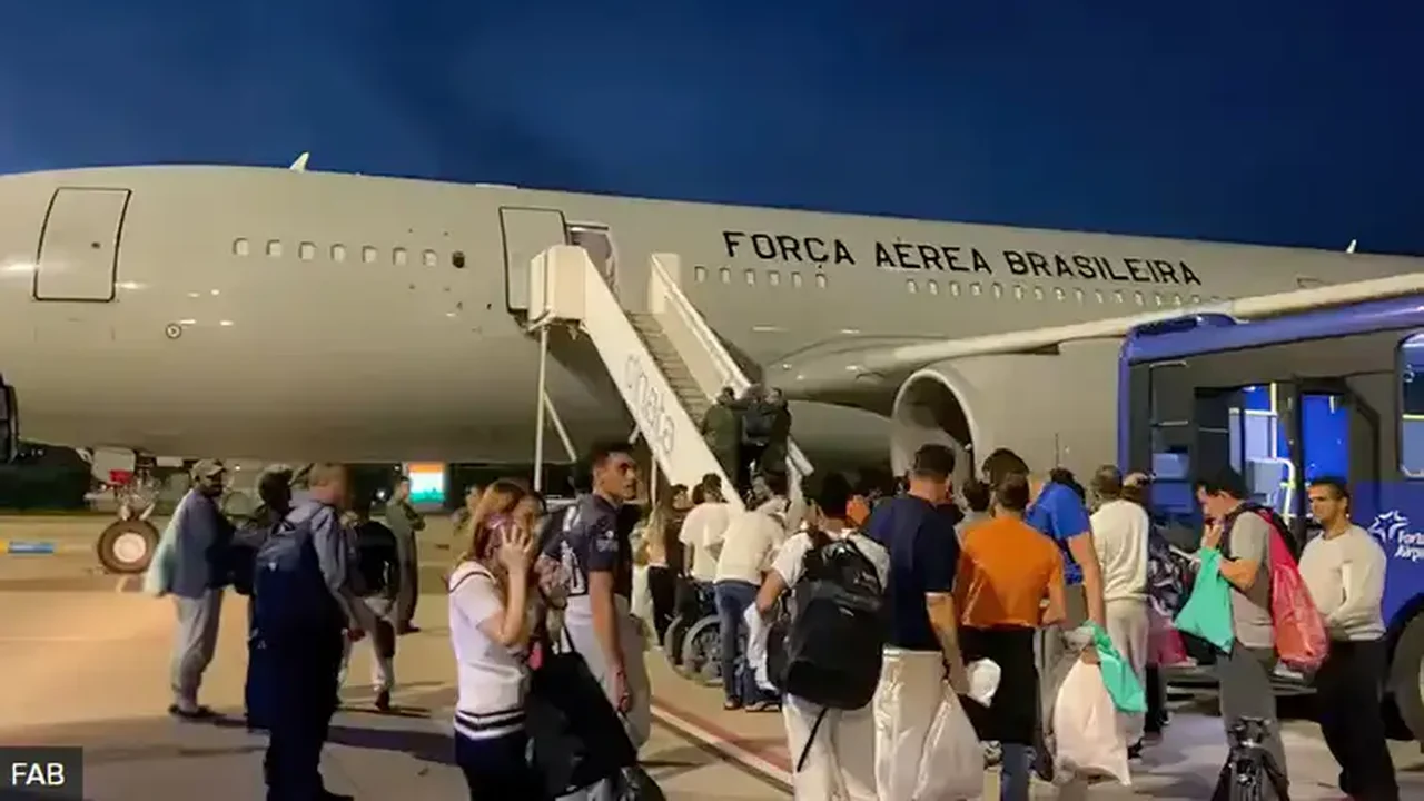 Voo com 135 brasileiros deportados pelos Estados Unidos chega ao País