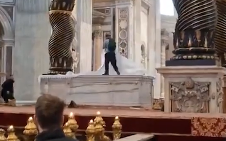 Homem sobe em altar e quebra 6 candelabros do século XIX em basílica do Vaticano