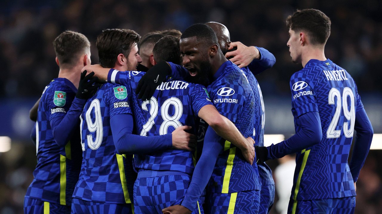 Homens escovam dentes durante jogo do Chelsea e desagradam torcida no estádio; veja vídeo
