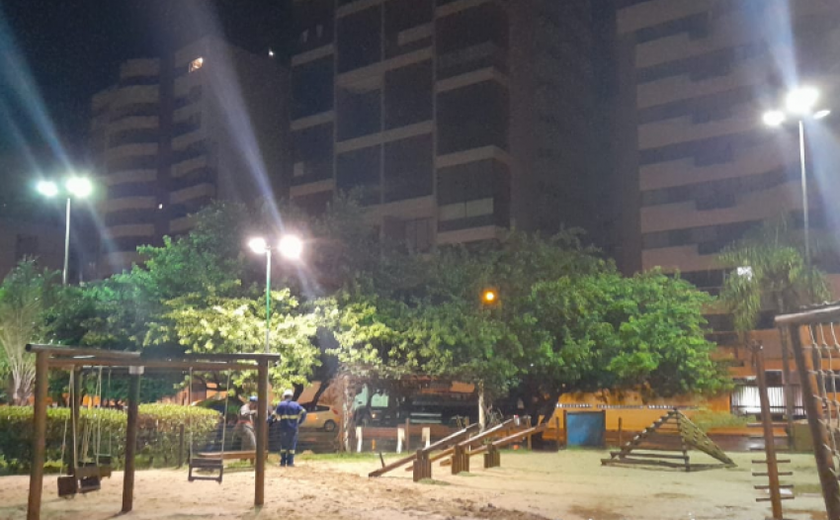 Sima restabelece iluminação de praça que sofreu curto-circuito na Ponta Verde