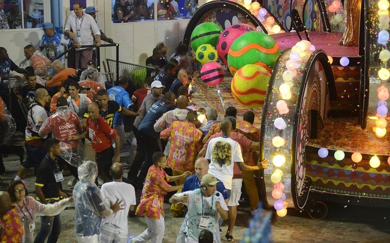 Acidente durante desfile na Sapucaí deixa 20 feridos