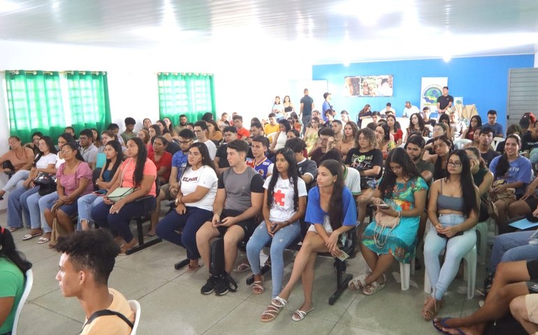 Após apelos de estudantes, prefeita Luísa Duarte regulariza transporte universitário em Palmeira dos Índios