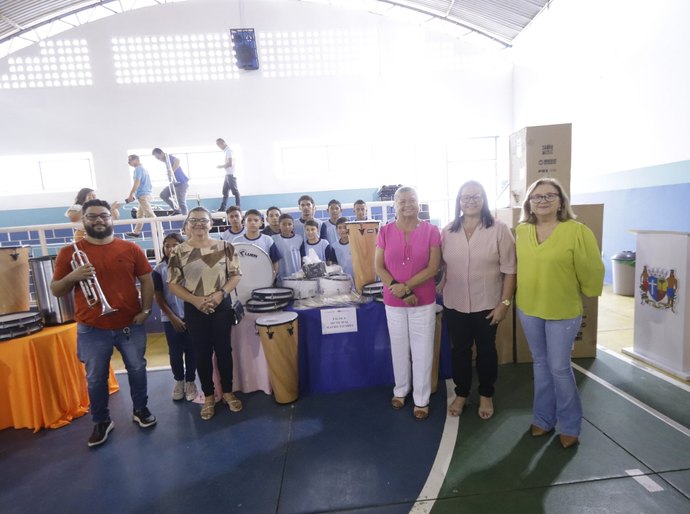 Prefeitura de Palmeira entrega instrumentos musicais para nove bandas de fanfarra de escolas