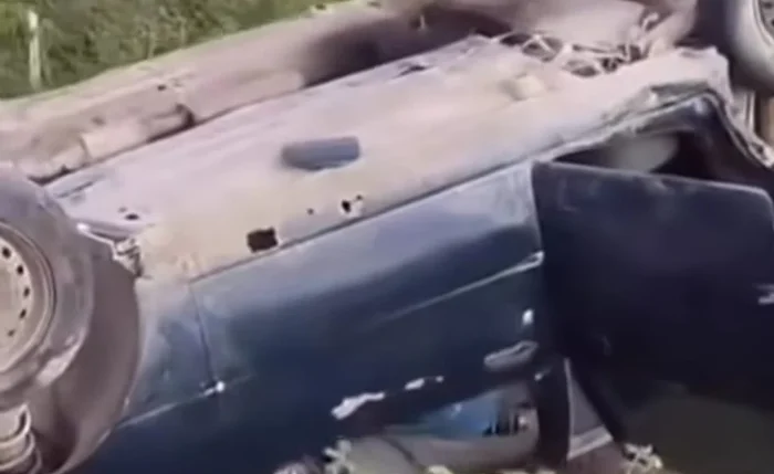 Veículo ficou virado às margens da rodovia após sair da pista