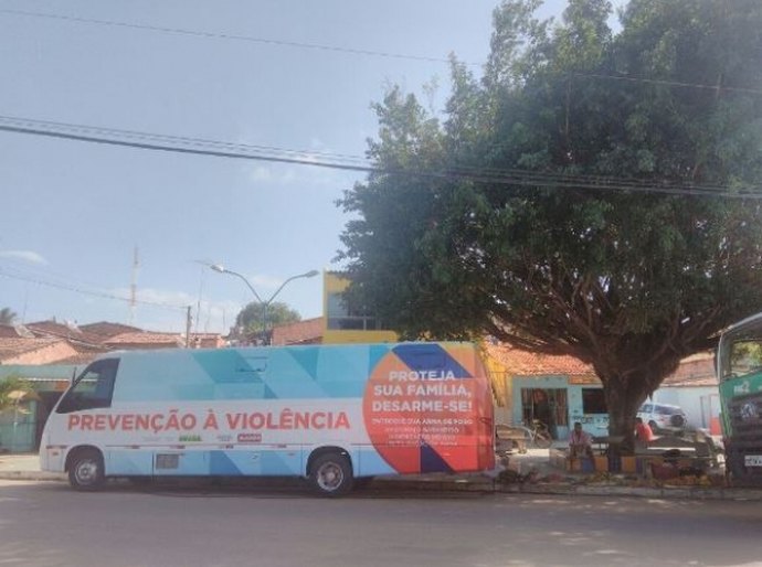 Ônibus da entrega de armas estaciona na Barra de Santo Antônio