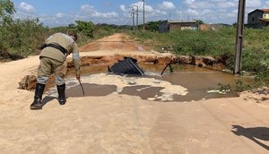 Carro afunda em buraco e é inundado por vazamento de água na Zona de Expansão de Aracaju / Foto: Foto: Jéssika Cruz/TV Atalaia