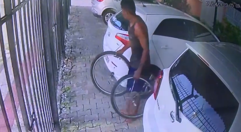 Homem é flagrado invadindo condomínio e furtando bicicleta em Aracaju