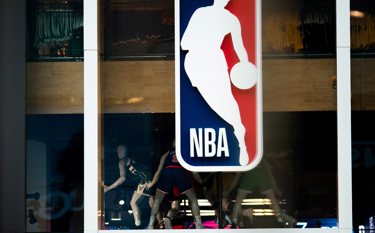 Retomada da NBA tem mensagens políticas em camisas e protesto contra o racismo