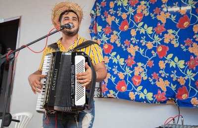 Músico curado da Covid-19 homenageia profissionais de unidade de saúde de Maceió