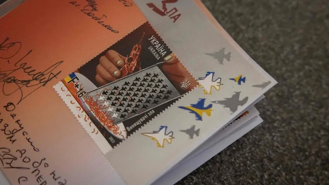 Ucrânia lança selo postal com jatos F-16 'destruindo' o Kremlin; veja fotos