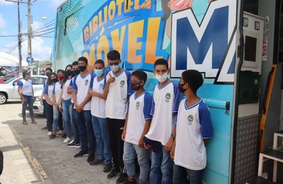 Biblioteca Móvel promove ação de incentivo à leitura na Escola Municipal Arnon de Melo