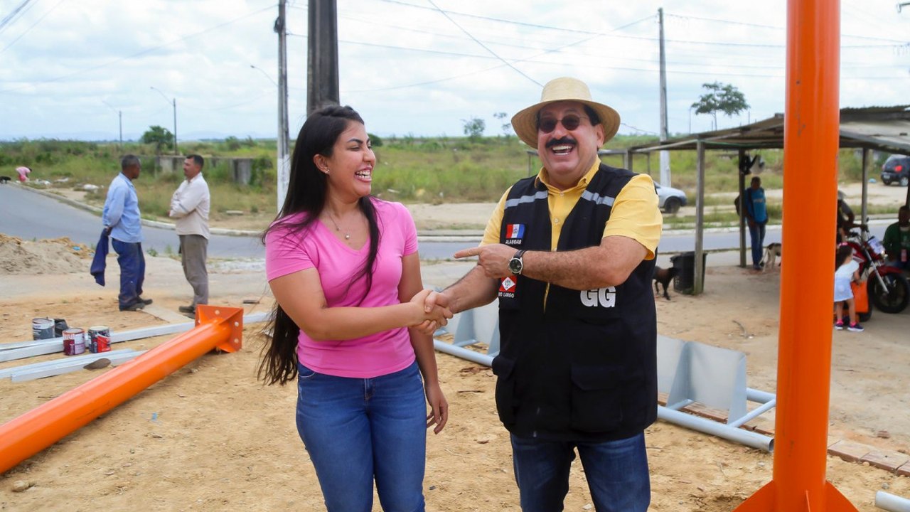 Secretária Gabriela Gonçalves e o prefeito de Rio Largo vistoriaram a implantação e revitalização dos abrigos de ônibus