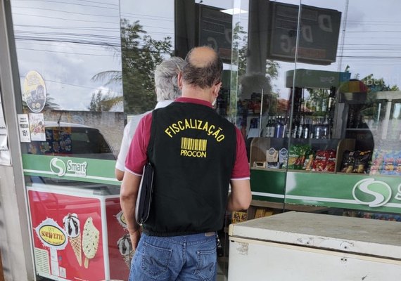 Procon Arapiraca faz operação e solicita notas fiscais de postos de combustíveis