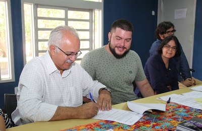 Teófilo homenageia colaboradores da Fliara e assina contratos do Prêmio Mestre Nelson Rosa