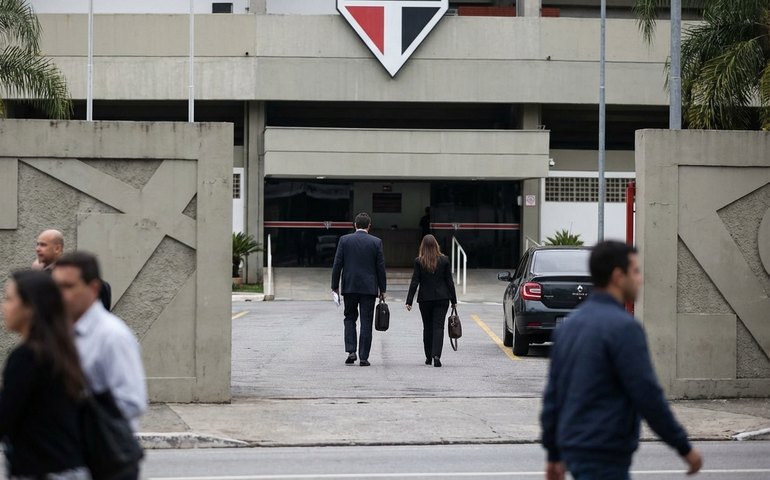 Diretores do São Paulo se afastam após denúncia de venda ilegal de camarotes