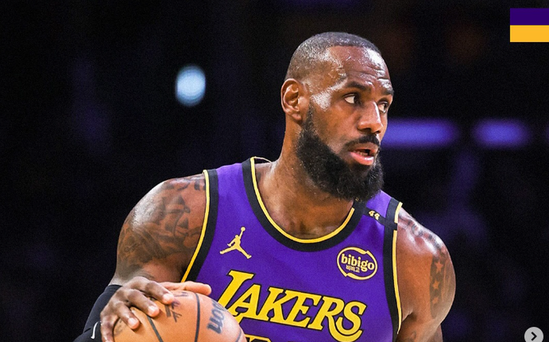 LeBron James anota 'triple-double', iguala Karl Malone e lidera vitória dos Lakers na NBA