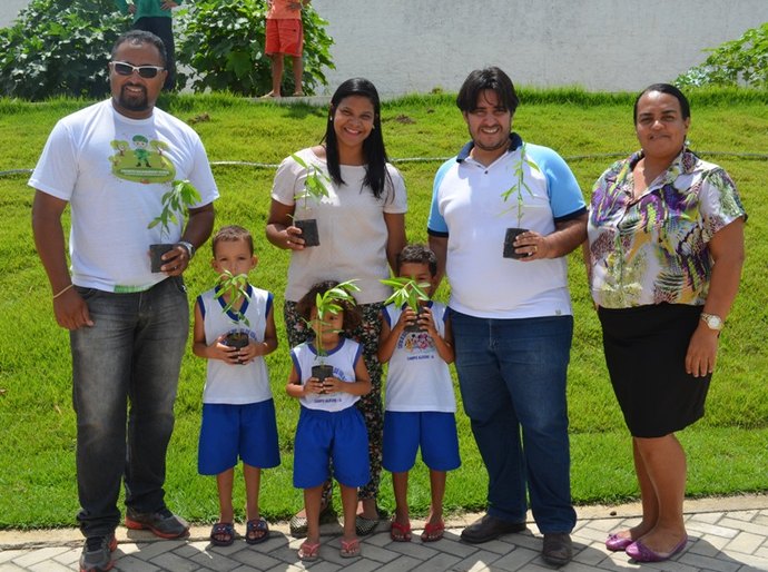 Combate ao Aedes: Alunos de Campo Alegre planta crotalária em escolas e creches municipais