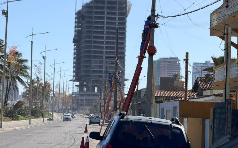 Ilumina Maceió avança com limpeza de fios na orla de Cruz das Almas e Jacarecica