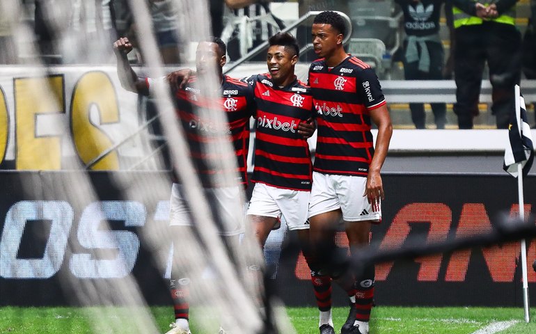 Flamengo supera o Atlético-MG em noite de 'olé' e continua soberano no topo do Brasileirão