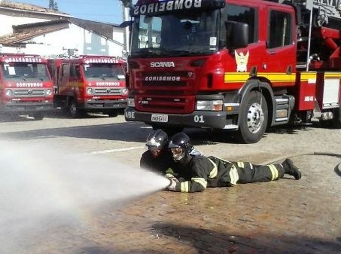 Garoto realiza sonho de conhecer o Quartel do Corpo de Bombeiros