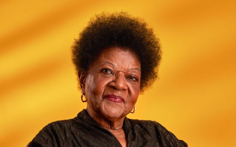 Alaíde Costa é ovacionada em show de bossa nova no Carnegie Hall e agradece Johnny Alf