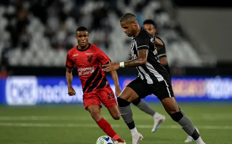Botafogo joga contra Athletico-PR pelo Brasileirão