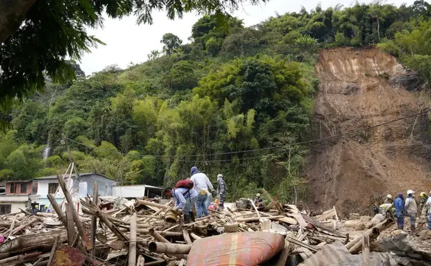 Fortes chuvas provocam deslizamento de terra e deixa dezenas de mortos na Colômbia