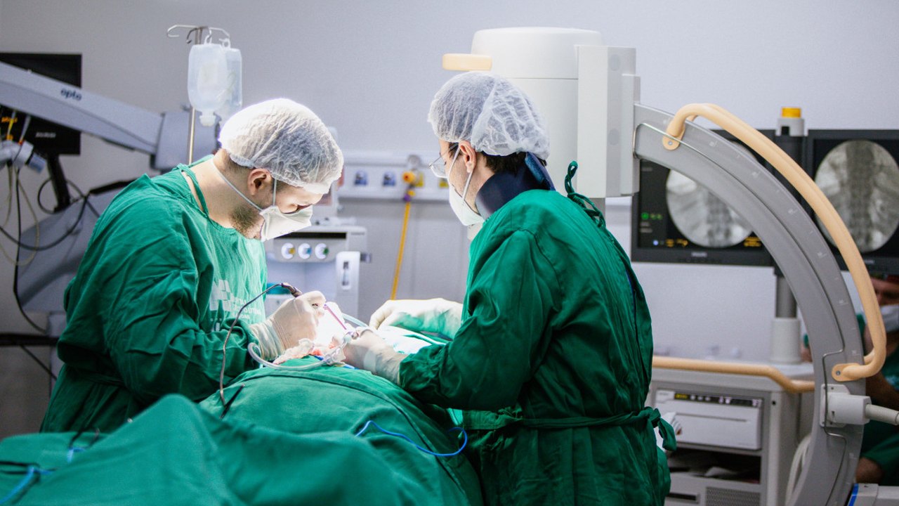 Hospital Metropolitano de Alagoas realiza primeira cirurgia de descompressão medular da Rede Pública