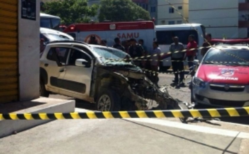 Quadrilha atira em seguranças e explode carro-forte na Anhanguera