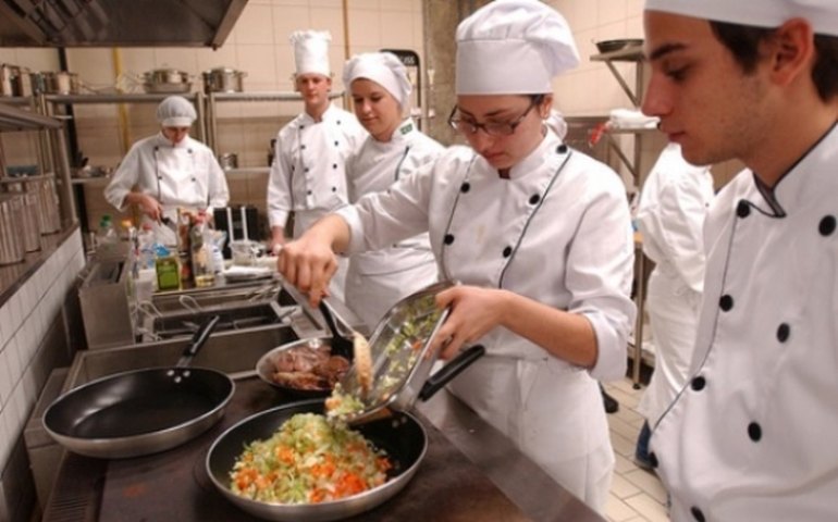 Rede estadual do Sine oferece vagas de cozinheiro, vendedor, nutricionista e professor de inglês