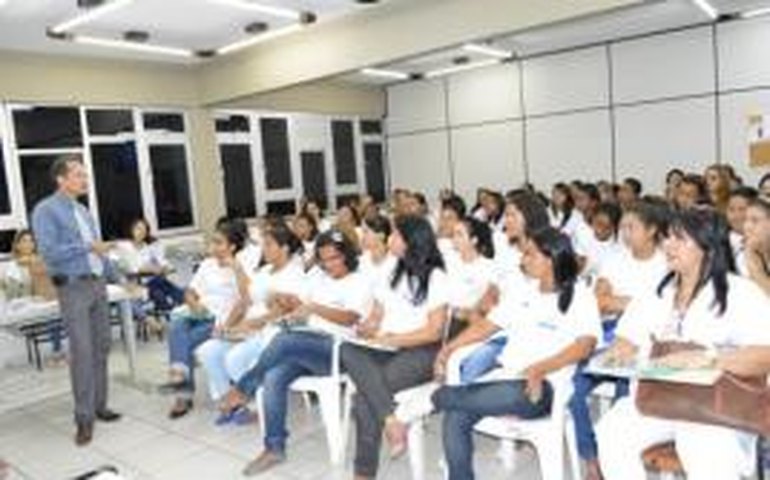 Profissionais da área de beleza recebem orientação par evitar LER/DORT