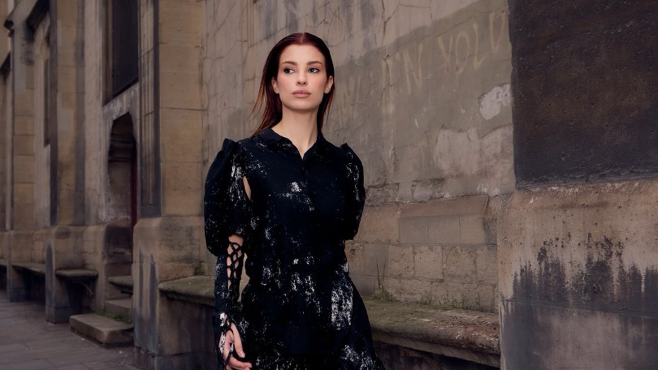 Bruna Altieri se destaca na Semana de Moda de Paris vestindo criação de Limi Yamamoto