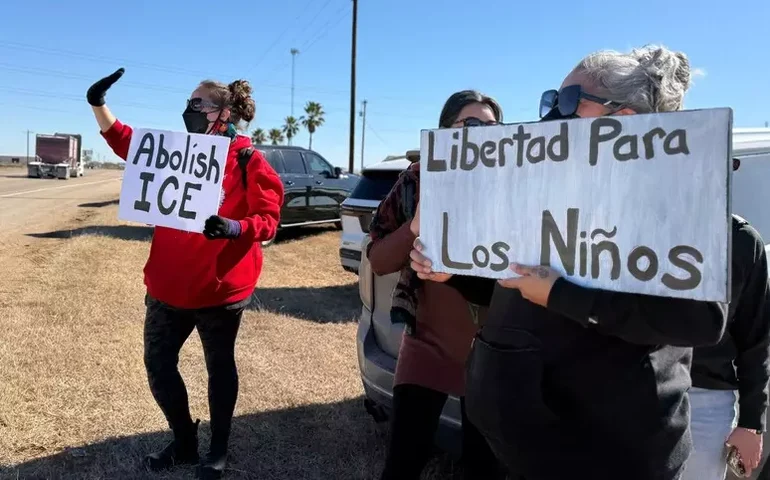 Violência do ICE é inaceitável, diz Vaticano