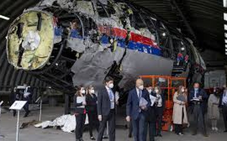 'Farsa e teatro': Rússia abandona investigação sobre a queda de avião da Malaysia Airlines abatido por míssil