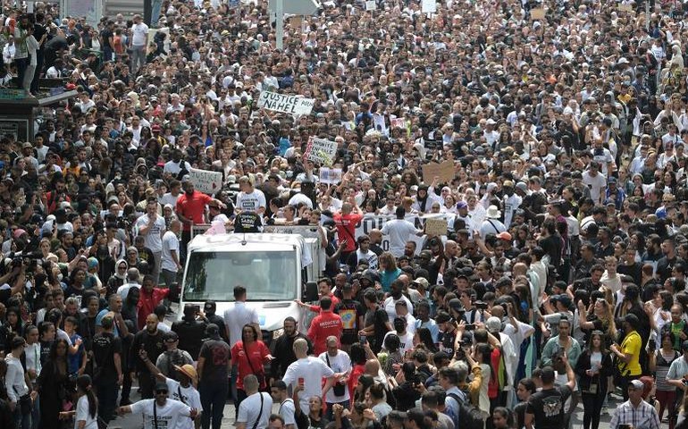 Manifestantes franceses protestam contra extrema-direita antes de eleição legislativa