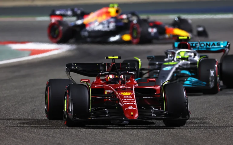 Carlos Sainz aparece como favorito para assumir posto de Hamilton na Mercedes, diz jornal