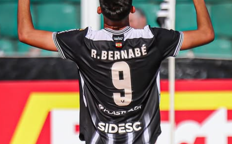Guarani confirma chegada de Renan Bernabé, do Figueirense; volante é oficializado