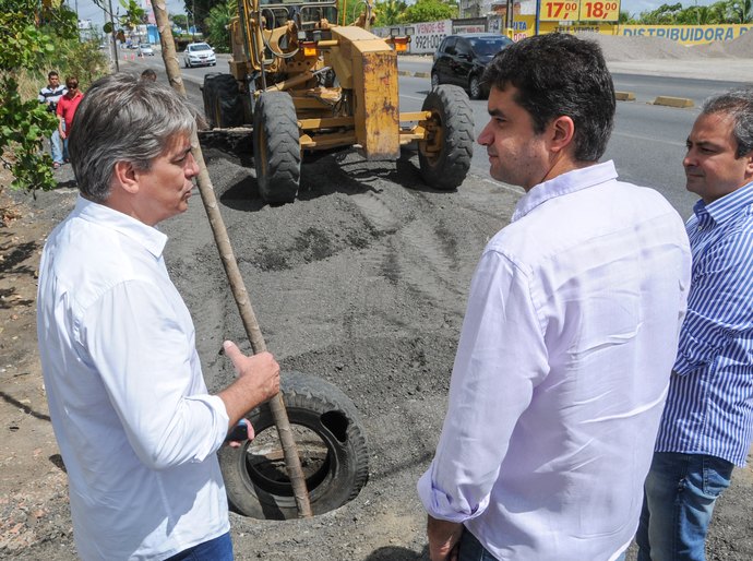 Aproveitamento de asfalto: prefeito Rui Palmeira vistoria obra na Serraria