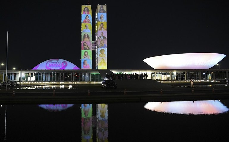 Congresso recebe projeção em alerta contra o câncer de mama