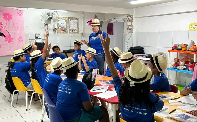 Alunos recorrem à poesia do maracatu rural para contar suas vivências em meio à violência do bairro
