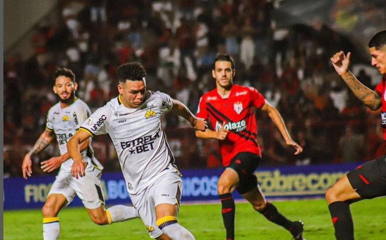 Gandula de Atlético-GO x Criciúma é expulso do jogo por ajudar goleiro a arrumar barreira