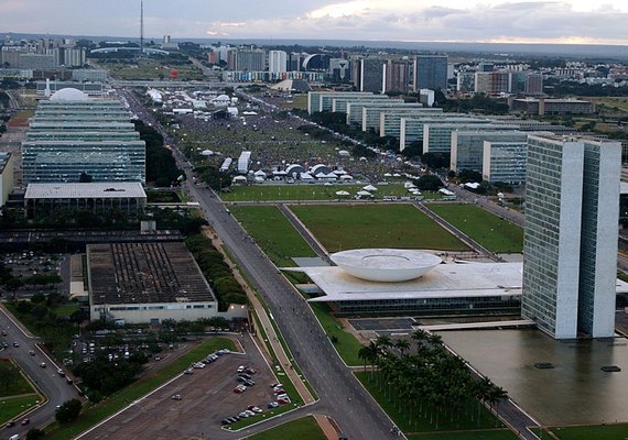 Governo federal reajusta salários de servidores públicos em 9%