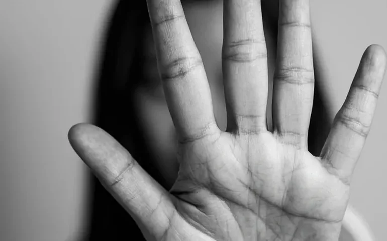 Mulher é sequestrada por dois homens, estuprada e abandonada em estrada vicinal em Arapiraca