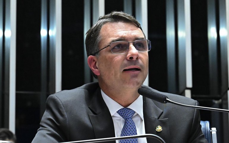Flávio Bolsonaro diz que ladrões fizeram mãe e avós reféns em busca do 'dinheiro do Bolsonaro'