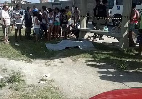 Jovem é morta a tiros em ponto de ônibus na capital