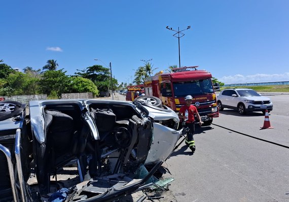 Acidente deixa homem preso às ferragens no Pontal da Barra