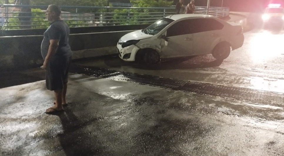 Carro bate na mureta de ponte entre Aracaju e Barra dos Coqueiros
